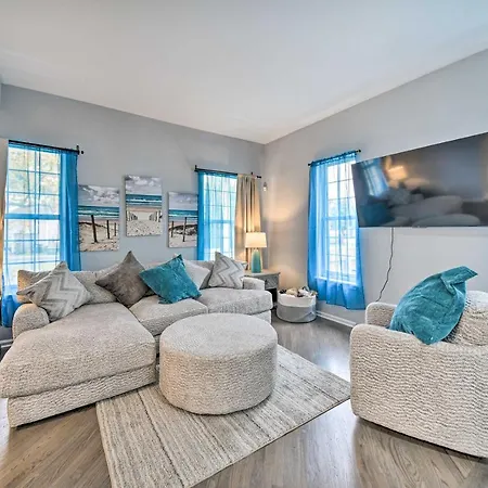 Bright Norfolk Home With Deck Less Than 3 Mi To Town!